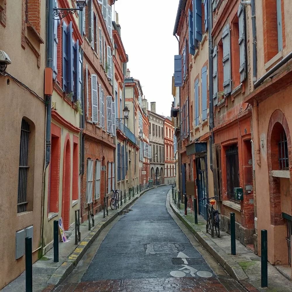 Ruelle toulousaine aux façades de brique, dans le secteur desservi par nos kinésithérapeutes à domicile